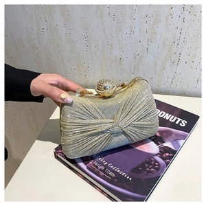 Sac pochette de soirée à paillettes dorées avec design plissé et fermoir bijou
