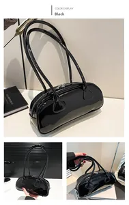 Détail du sac à main en cuir verni noir brillant avec doubles fermetures éclair argentées