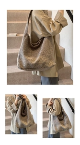 Détail du grand sac cabas en nylon avec surpiqûres léopard en polaire de couleur kaki