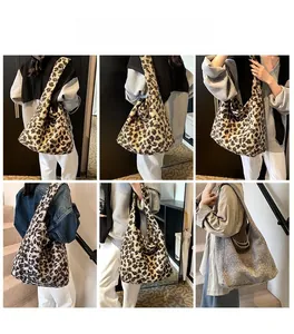 Vues détaillées de sacs fourre-tout imprimé léopard et en maille grise style Hobo