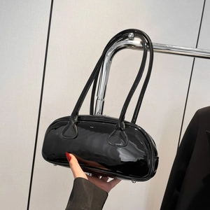Vue détaillée du sac en cuir verni noir avec longues lanières et rivets de base argentés