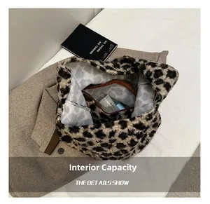 Vue macro de l'intérieur du sac léopard spacieux avec une poche zippée marron