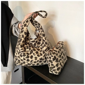 Détail du sac cabas en nylon léopard et sa pochette assortie en texture peluche