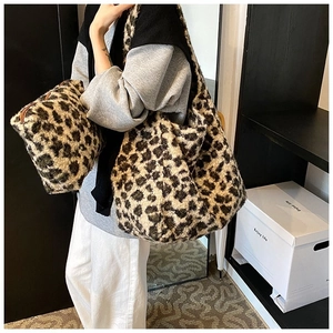 Détail d'un ensemble de sacs en peluche léopard avec texture douce en fausse fourrure et pochette