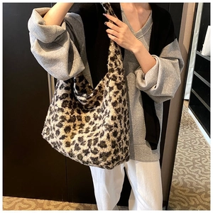 Détail de la texture pelucheuse du sac cabas léopard et bandoulière sur le mannequin