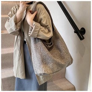 Détail du grand sac cabas en tweed taupe montrant la texture épaisse et le design minimal