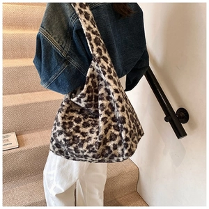 Détail du sac fourre-tout en nylon léopard montrant sa grande capacité et sa texture douce