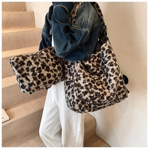Détail de l'ensemble cabas en nylon léopard avec pochette assortie et texture peluche