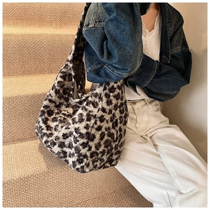 Détail d'un grand sac cabas léopard en fausse fourrure porté par un mannequin