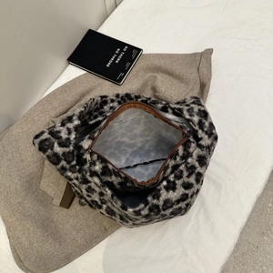 Vue de dessus d'un sac cabas en peluche imprimé léopard avec fermeture éclair marron chic