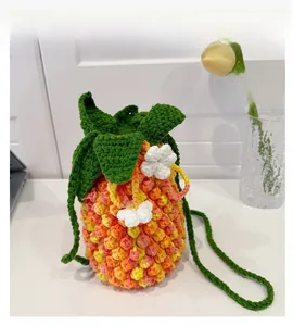 Dettaglio della borsa a tracolla a forma di ananas fatta a mano all'uncinetto