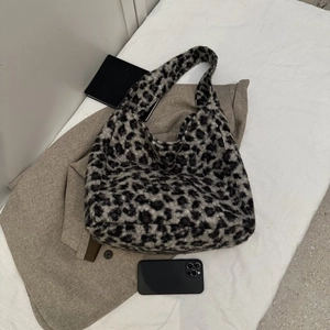 Détail du cabas en nylon avec imprimé léopard et texture pelucheuse gris et noir