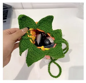 Vista interna della borsa a maglia a forma di fiore con spazio per il cellulare