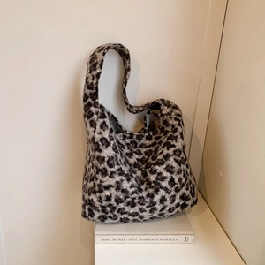 Gros plan sur la texture du sac cabas léopard et la bandoulière de haute qualité cousue