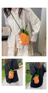 Dettaglio borsa a tracolla ananas all'uncinetto con accenti di foglie verdi e texture a maglia