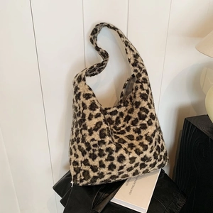 Détail du sac cabas en peluche léopard montrant la texture douce et le design hobo large