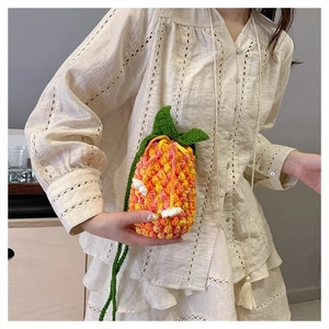 Borsa a tracolla ananas all'uncinetto fatta a mano con trama in maglia colorata
