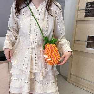 Dettaglio ravvicinato della borsa a tracolla a forma di ananas fatta a mano all'uncinetto