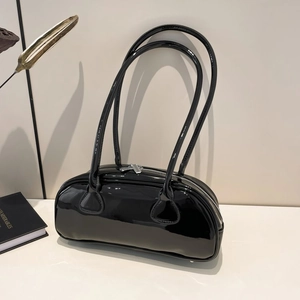 Sac à épaule chic en cuir verni noir au style minimaliste pour un usage quotidien élégant