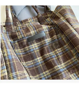 Detailaufnahme der Vintage-Karotasche aus Segeltuch mit weicher Textur und Lederpatch