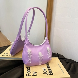 Borsa a spalla a mezza luna in nylon viola con nappine di perline bianche decorative