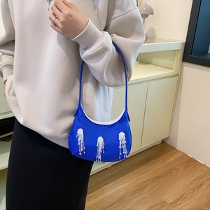 Borsa a tracolla blu Klein a mezzaluna con nappe di perline bianche in nylon