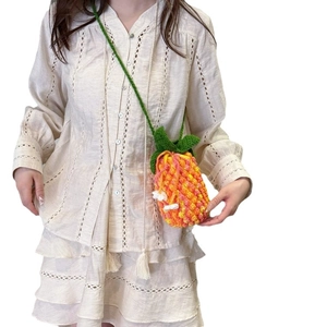 Borsa a tracolla a uncinetto fatta a mano a forma di ananas con texture arancione e foglie