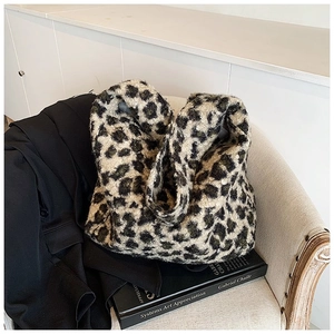 Sac fourre-tout en nylon à motif léopard sur une chaise avec accessoires d'automne