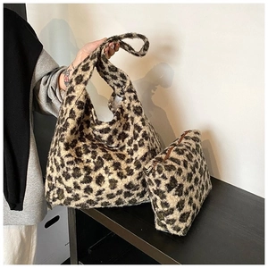 Sac fourre-tout chic en fausse fourrure léopard et pochette assortie au style peluche