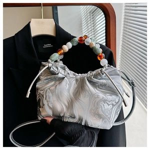 Details von silberner Marmor-Tasche mit farbigem Perlen Griff und Tunnelzugverschluss