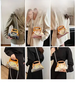 Détails des sacs bandoulière en tweed avec poignées en U en bois et lanières en perles