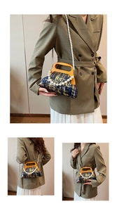 Détail du sac jacquard vintage avec poignée en bois et bandoulière élégante en perles