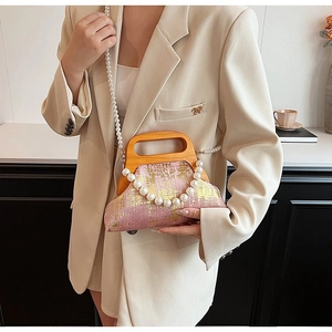 Sac de soirée rose avec poignée demi-lune en bois et bandoulière élégante en perles