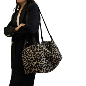 Chic leopard print large capacity tote bag with black straps for autumn fashion styles
