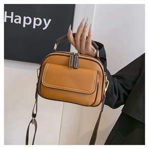 Detailansicht der braunen Kunstleder-Handtasche mit Doppelreißverschluss und Klappe
