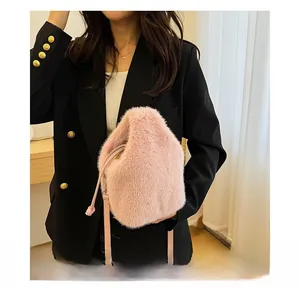Detailansicht der pinkfarbenen Kunstfell-Beuteltasche mit weichem Plüsch und Lederriemen