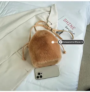 Braune Plüsch-Beuteltasche mit Kordelzug und Größenvergleich mit dem iPhone 12