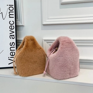 Detail von Plüsch-Faux-Fur-Beuteltaschen in Hellbraun und Rosa mit flauschiger Textur