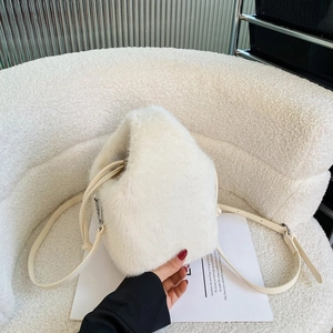 Detailansicht einer weißen Pelzimitat-Beuteltasche mit Kordelzug und schmalem Lederriemen