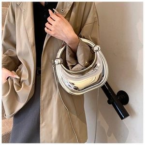 Sac demi-lune argenté métallisé avec poignée circulaire et bandoulière chaîne en métal