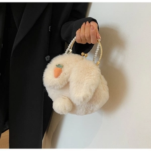 Détail du sac à main en peluche lapin avec broderie carotte et poignée en perles