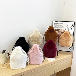 Trendige Damen Kunstpelz Plüsch Beuteltasche Kordelzug Umhängetasche Weich Fleece Winter Mode Handtasche