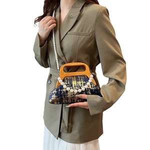 Sac bandoulière bleu marine élégant avec poignée en bois et chaîne de perles