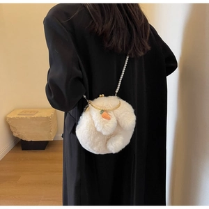 Détail du sac lapin en peluche blanche avec bandoulière perles et pendentif carotte chic