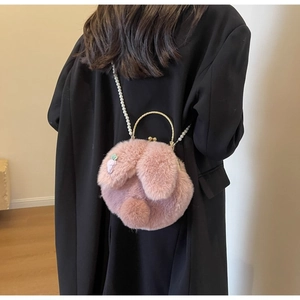 Détail du sac lapin rose en peluche avec longues oreilles, carotte et bandoulière perles