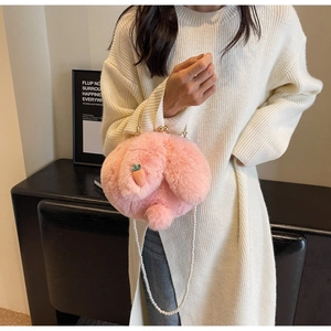 Détail du sac lapin rose en peluche avec décor de carotte et bandoulière en perles