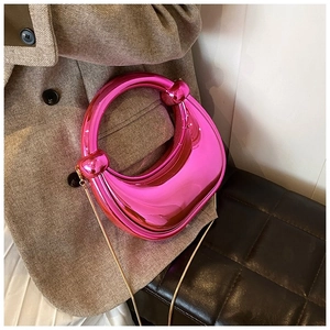 Vue détaillée du sac rose effet miroir avec poignée ronde et bandoulière chaîne dorée