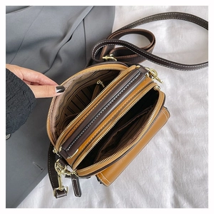 Dreischichtige braune Schultertasche aus Kunstleder mit Gold-Hardware und Innenfächern