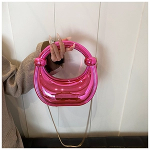 Détail du sac de soirée rose métallisé avec poignée sculpturale et bandoulière chaîne