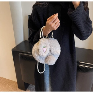 Sac lapin en peluche gris avec broderie de carotte violette et détails de bandoulière perle